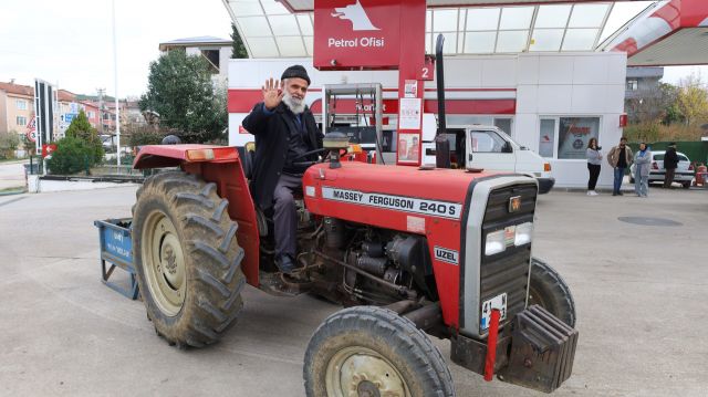 Traktörün deposunu dolduran çiftçi tarlanın yolunu tutuyor