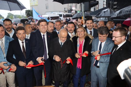 Karamollaoğlu İzmit’te Yağmurlu Havada Seçim Ofisi Açtı