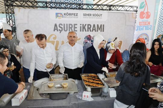 Körfez Belediyesi 3 bin aşure dağıttı