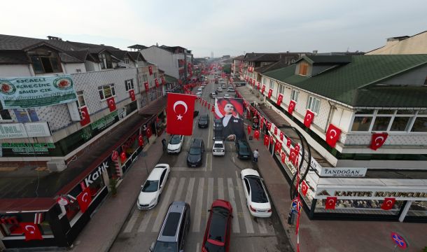 KARTEPE’DE SOKAKLAR ŞANLI BAYRAĞIMIZLA DONATILDI