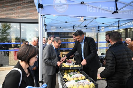 BAŞKAN KOCAMAN MECLİS ÜYELERİNE AYVA DAĞITTI