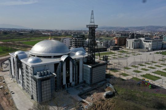 Kartepe Kent Meydanı Camii'ne çelik minare