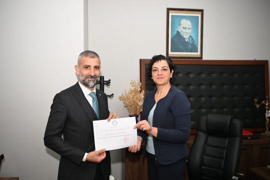 Ak Kartepe'de Murat Yılmaz mazbatasını aldı 