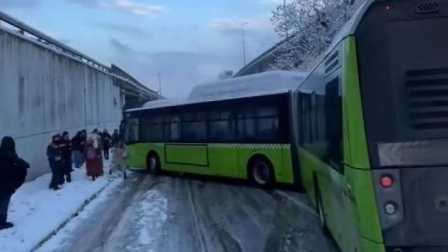 Kocaeli'de kar yağışı, trafiği olumsuz etkiledi