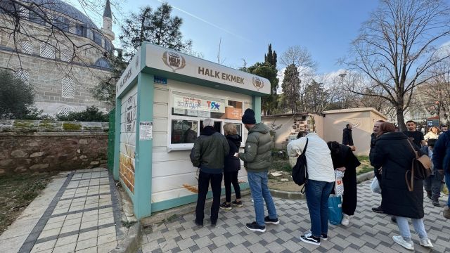 İlk iftarın ilk pideleri sofralarda