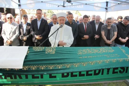 Özgür Özel, Celal Akar’ın cenazesinde
