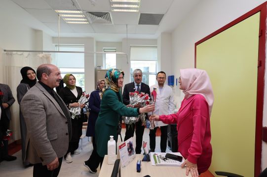 SAĞLIKÇILARIN GÜNÜ NEDENİ İLE DİLOVASI DEVLET HASTANESİNE ZİYARETLER