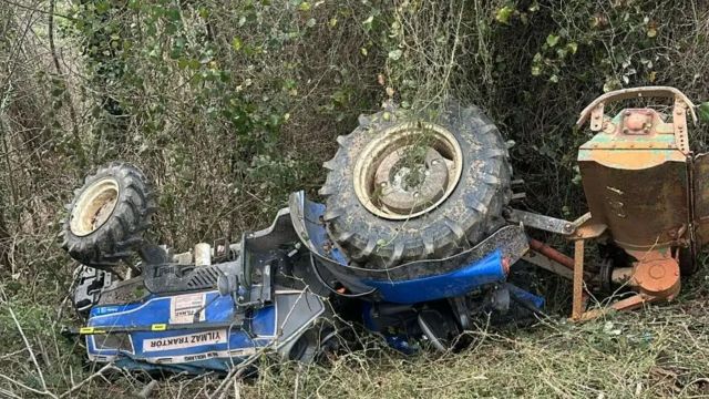 Eşme'de traktör devrildi, sürücü yaralandı