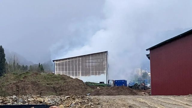 Fabrika yangınında soğutma çalışmaları sürüyor