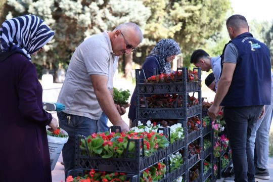 Kartepe Belediyesi’nden Mezarlıklarda Çiçek Dağıtımı