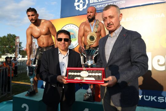 Altın kemeri Büyükakın takdim etti
