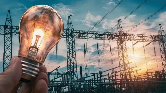 KARTEPE’DE YAŞANILAN ELEKTRİK KESİNTİLERİ VATANDAŞLARDAN BÜYÜK ELEŞTİRİ ALIYOR