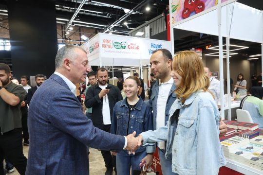Başkan Büyükakın fuarı gezdi kitap severler ile sohbet etti