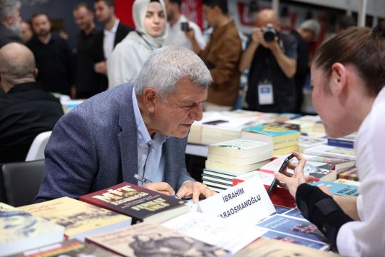 Karaosmanoğlu, Kitap Fuarı’nda kitabını imzaladı