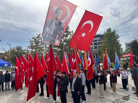 Kartepe’de 29 Ekim kutlamaları çelenk sunma töreniyle başladı