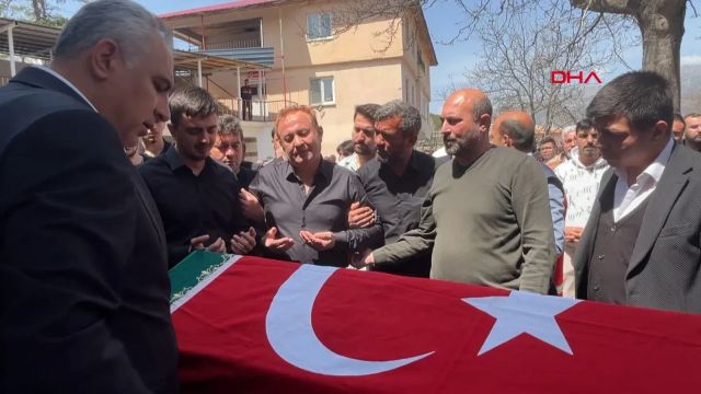 Saldırıda hayatını kaybeden öğretmen Ayla Kara’nın eşi cenazede kalp krizi geçirdi