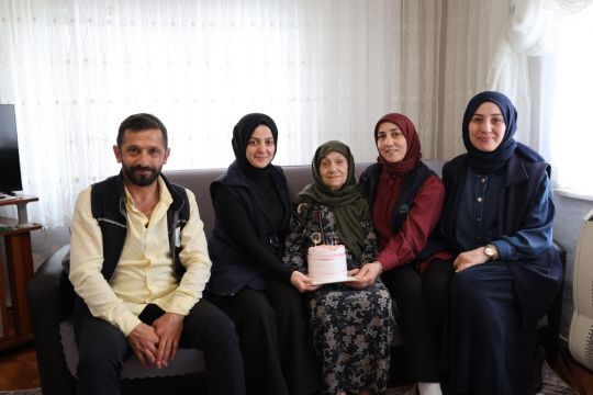 92 Yaşındaki Neriman Teyze’ye Duygu Dolu Doğum Günü Sürprizi