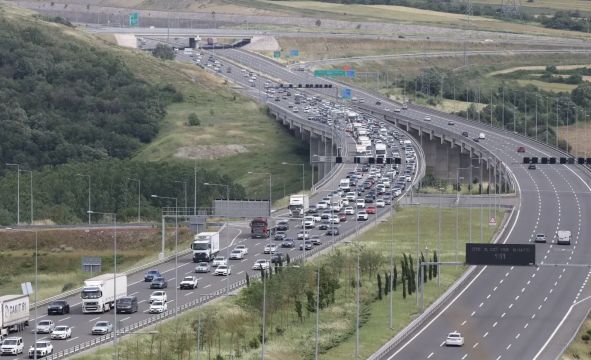Bayram tatili dönüşü trafik yoğunluğu sürüyor