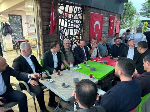 Koltuğa oturmadan sahaya çıktı, "MHP