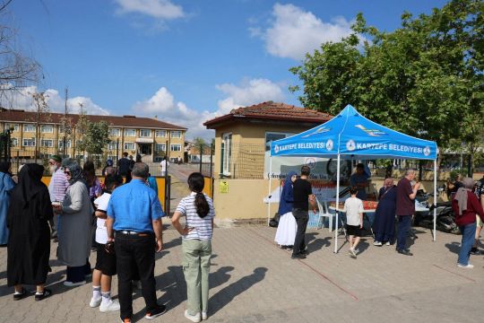 Kartepe Belediyesi, YKS Adayları ve Velilerin Heyecanına Ortak Oldu