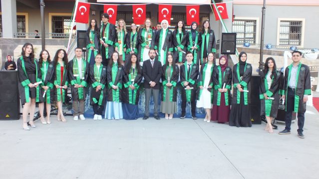 Ertuğrul Gazi Anadolu Lisesinde muhteşem mezuniyet töreni düzenlendi