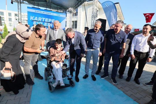 Büyükşehir 144 aileyi daha ev sahibi yaptı;