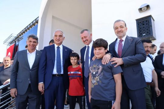 Bakan Ersoy, Cuma namazını Kartepe Kent Meydanı Camii’nde kıldı