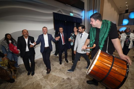 Başkan Büyükakın, Vanlıların halayına katıldı: