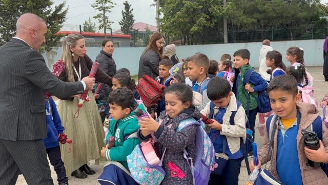 MHP DİLOVASI TEŞKİLATI’NDAN ÖĞRENCİLERE ŞEMSİYE DESTEĞİ